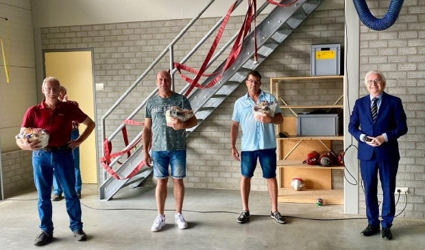 <p>De drie brandweermannen vanwege het informele karakter van de bijeenkomst in vrijetijdskleding </p>