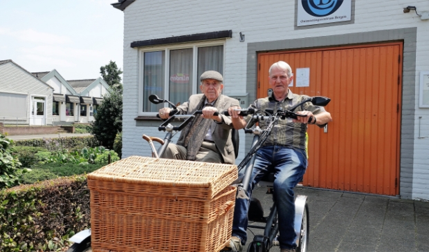 <p>Theo van Eupen samen met fietsmaatje Frans van Denderen </p>