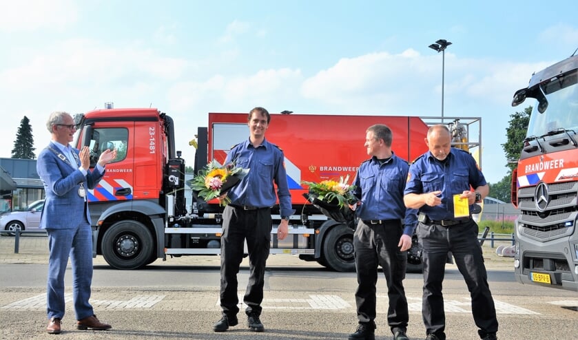 <p>Jeroen Lammers en Ralf Janssen ontvingen bloemen voor hun inzet.</p>