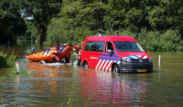 <p>Brandweer in actie tijdens het hoogwater in juli</p>