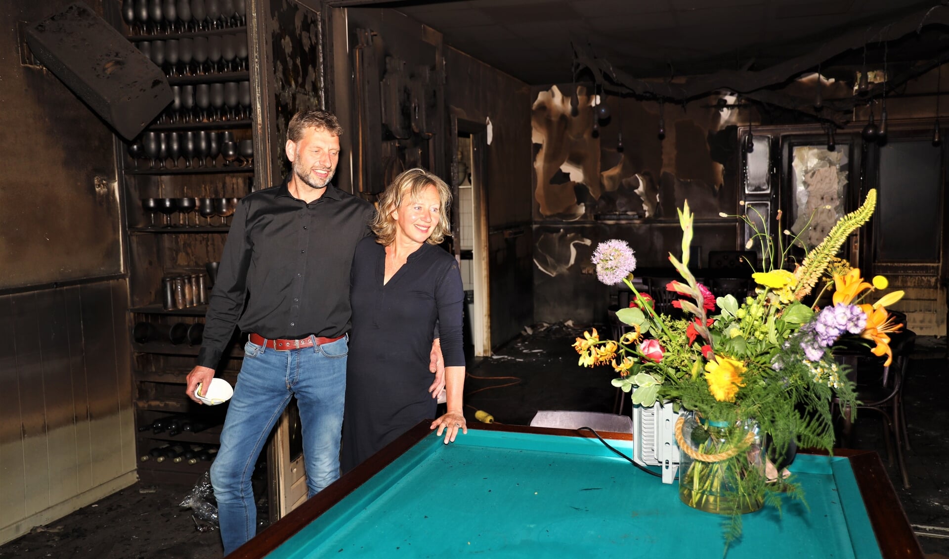 Roel en Lean Groetelaers putten hoop uit de vele hartverwarmende berichtjes en bloemen die ze hebben gekregen, nadat hun zaak 't Trefpunt uitbrandde.