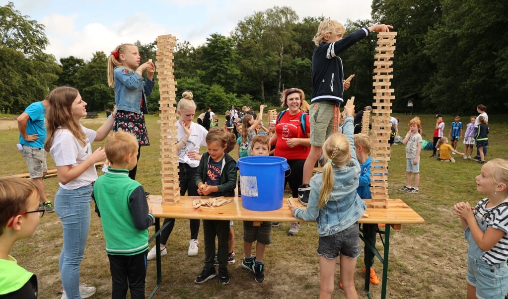 De kinderen genieten van spellen en activiteiten zoals bij Minute to win it.