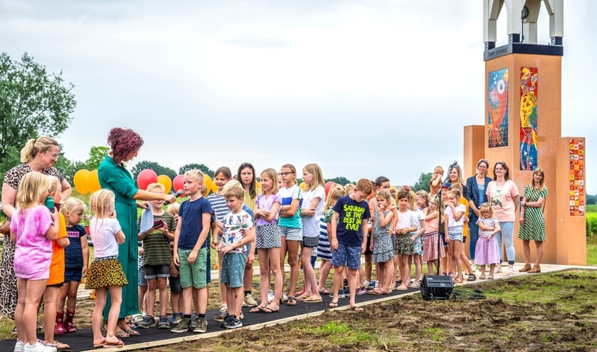 Foto van de opening van het nieuwe natuurgebied Maaspark Ooijen-Wanssum, met het torentje van Wanssum. Kiki Jaspers en Bianca