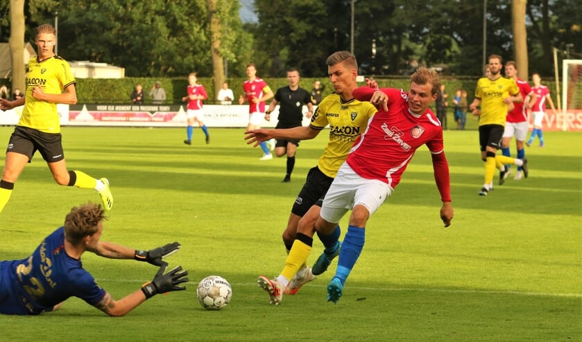 <p>SV Venray-aanvaller Niek Versteegen probeert de doelman te verschalken.</p>