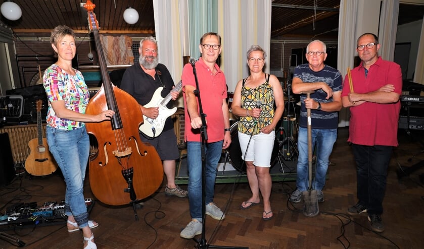 <p>Henk Deters (derde van links) en zijn begeleidingsband.</p>