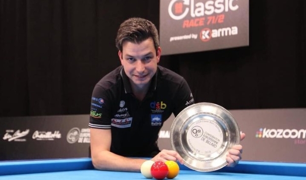 Raymund met zijn winnaarstrofee