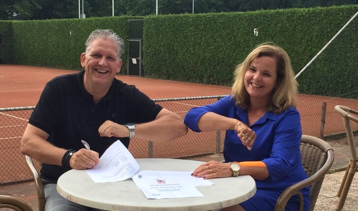 Directeur Marco Hendriks van Top Beveiliging en Patricia Janssen van Tennisclub Venray.