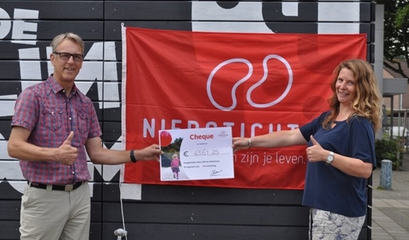<p>De overhandiging van de cheque voor de Nierstichting. </p>