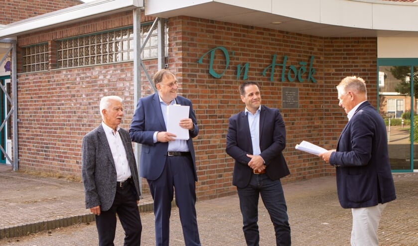 <p>Op de foto van links naar rechts: Theo Martens (stichting GAM), Peter Pubben (stichting GAM), Marcel Reulen (SPOV) en wethouder Jan Jenneskens.</p>
