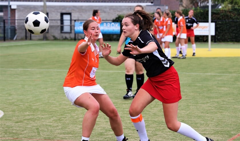 <p>DES-speelster Milou van den Boogaard (rechts): "Korfbal leukste teamsport."</p>