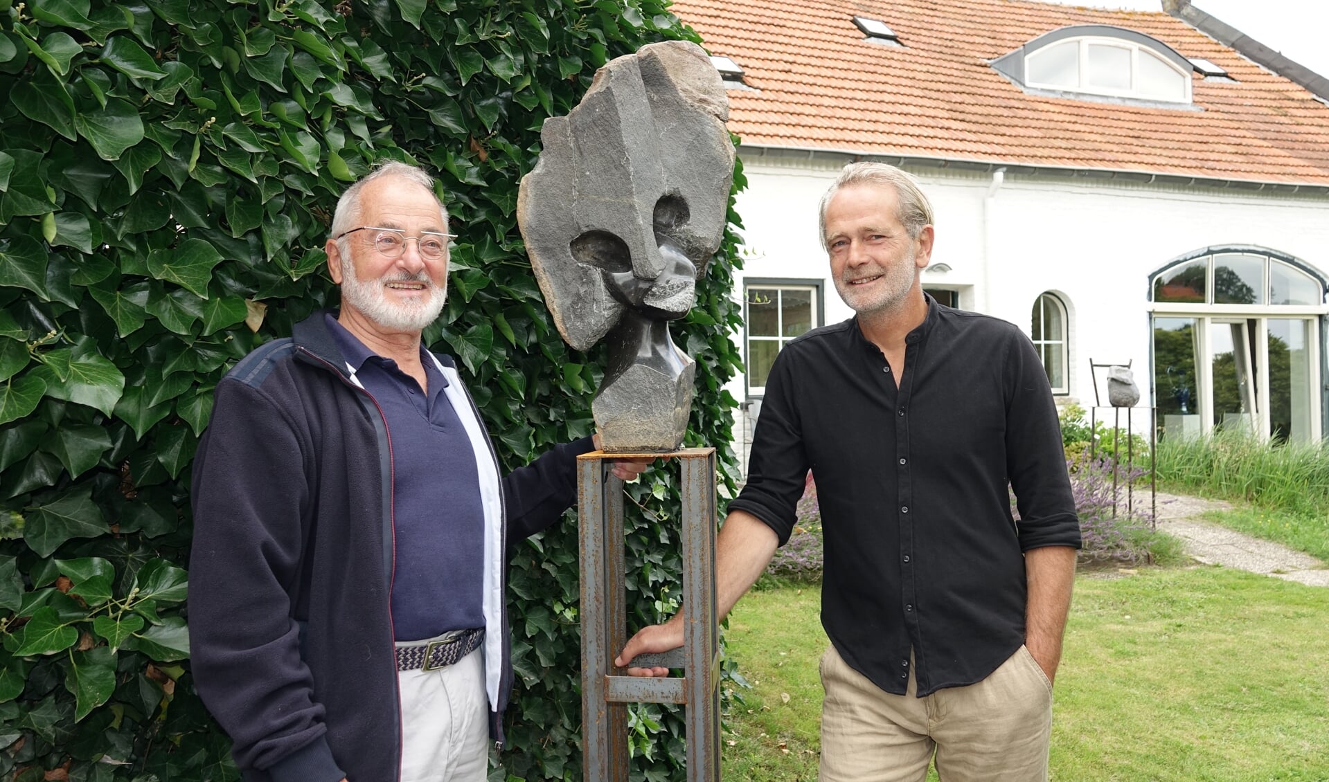 Kunstenaar Frans Goossens samen met Claus Burgers bij zijn zwarte Mozes