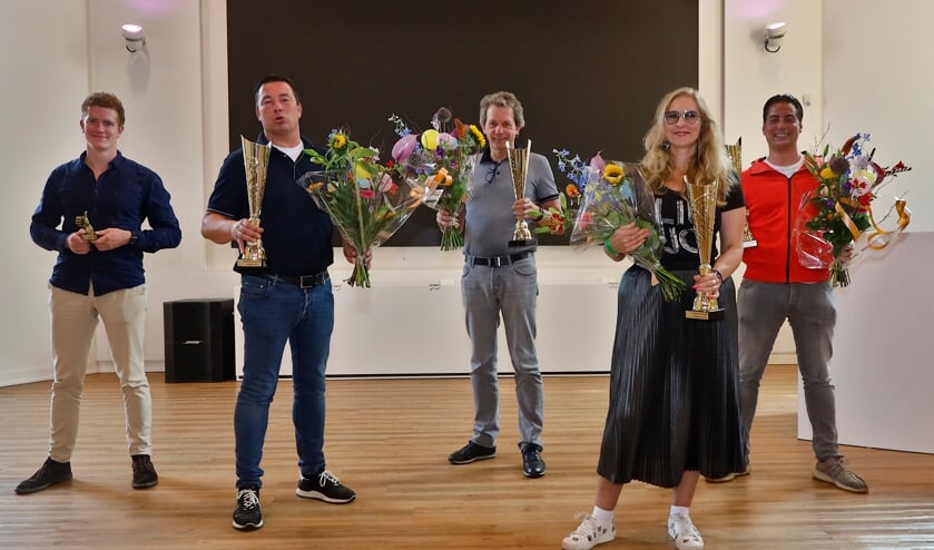 <p>De winnaars van de kermisprijzen met onder meer Guus Stevering (links), Tommy Boesveld (ernaast) en Rachelle van Meetelen.</p>