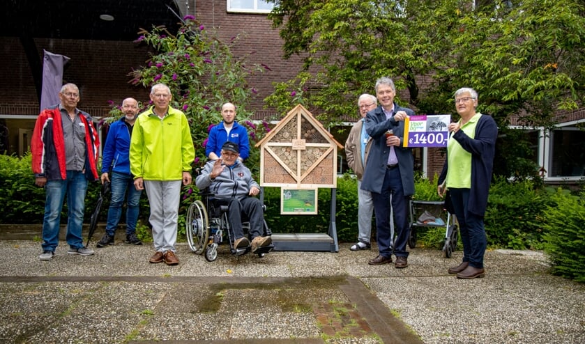 <p>Bewoners van Rooyhof, vertegenwoordigers van stichting Ik Begin en IVN Geijsteren-Venray en oud-burgemeester Hans Gilissen bij het bijenhotel.</p>
