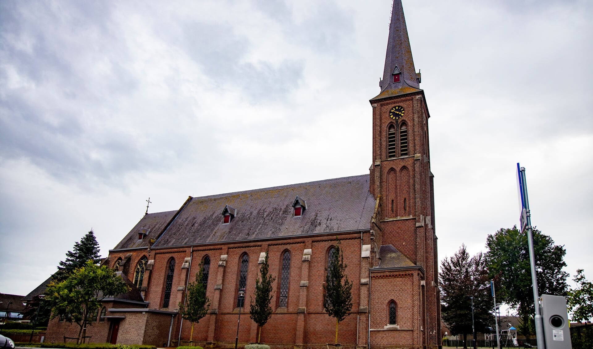 De Sint-Catharinakerk is de parochiekerk van Leunen.