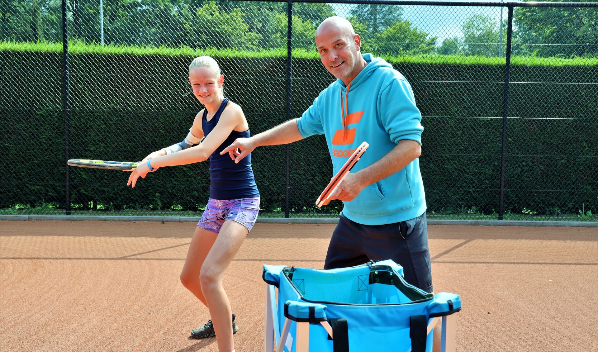 Arthur Mol aan het werk met tennistalent Mies Hoeben op de banen van TC Venray.