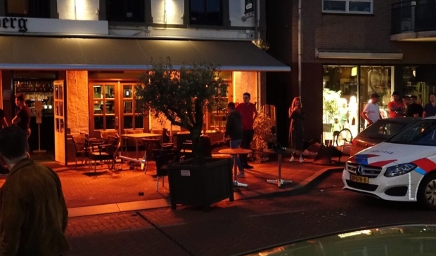 <p>De ravage kort nadat een auto het terras was opgereden</p>