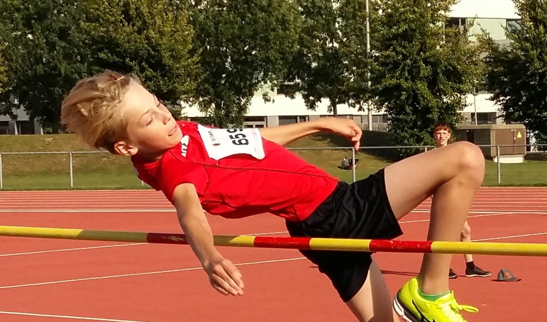 Hoogspringen, een van de onderdelen van de landelijke finale jeugdatletiek in Venray. 