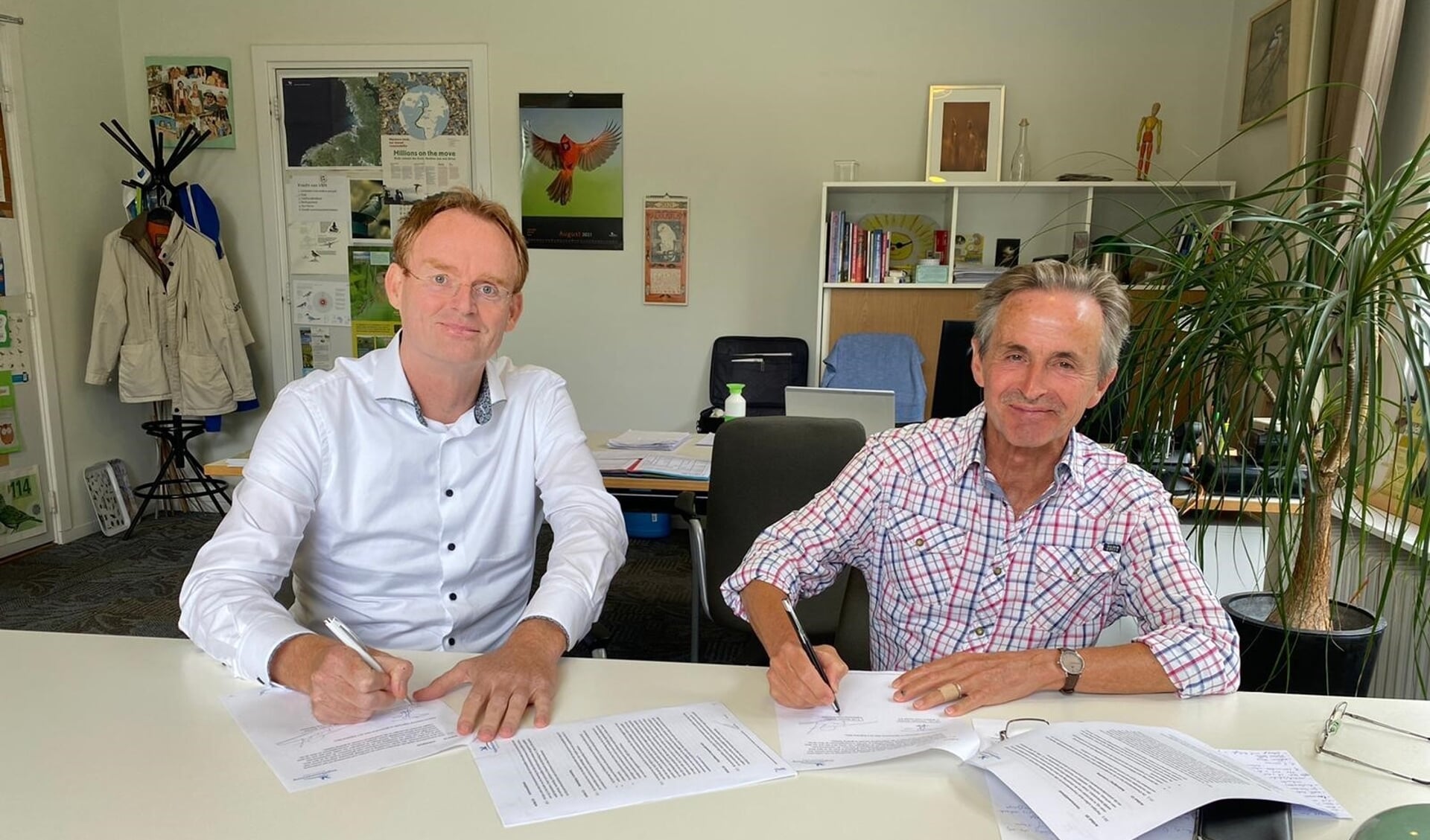 Het tekenen van de nieuwe overeenkomst door Jan Thomassen (links) en Fred Wouters. 