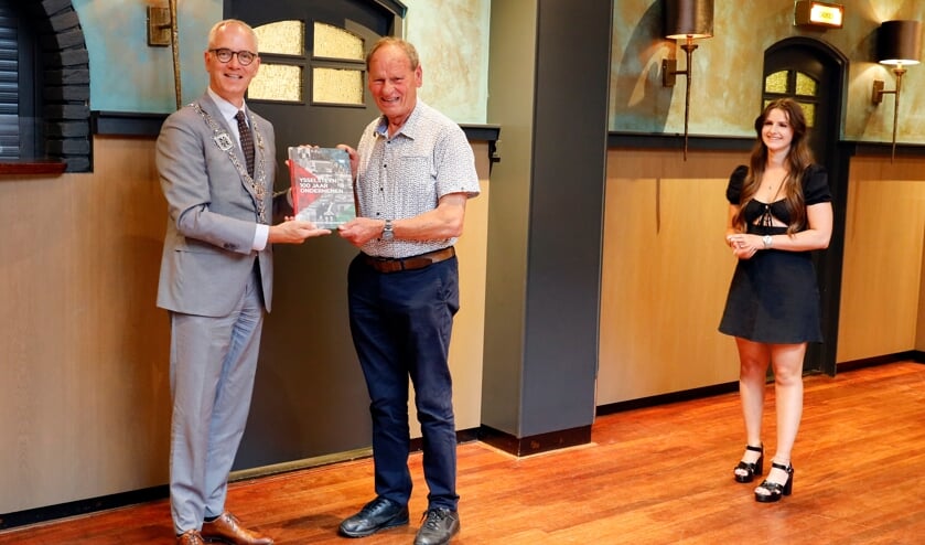 <p>Burgemeester Winants ontvangt het boek uit handen van ondernemers Harry Maessen en Mariska Stevens.</p>