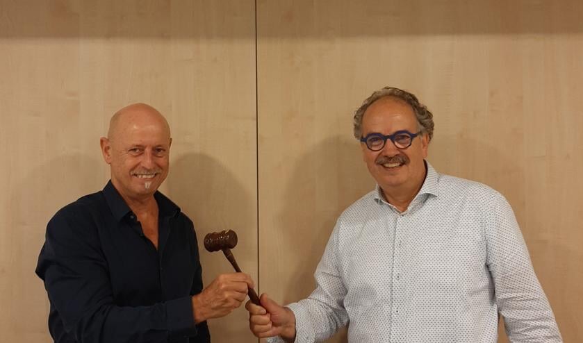 <p>André Tonen (links) geeft de Venray Bloeit-voorzittershamer door aan Wim Peeters. </p>