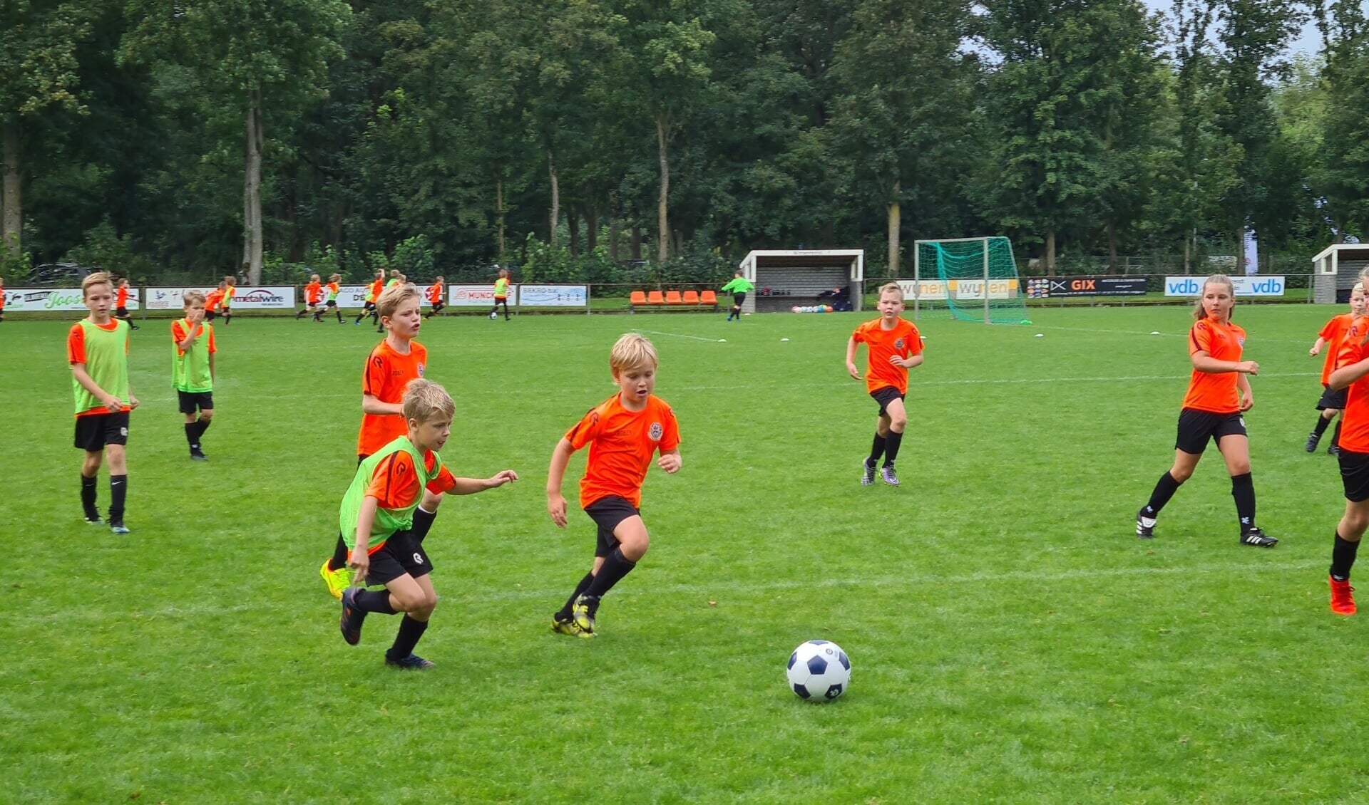 Lekker voetballen tijdens de Jeugdvoetdagen in Horst. 