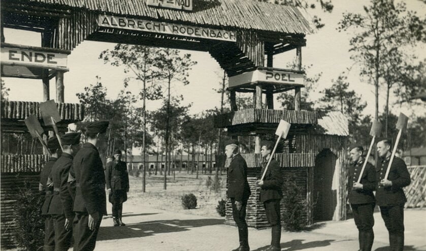 Wisseling van de wacht bij de toegangspoort, mei 1943.
