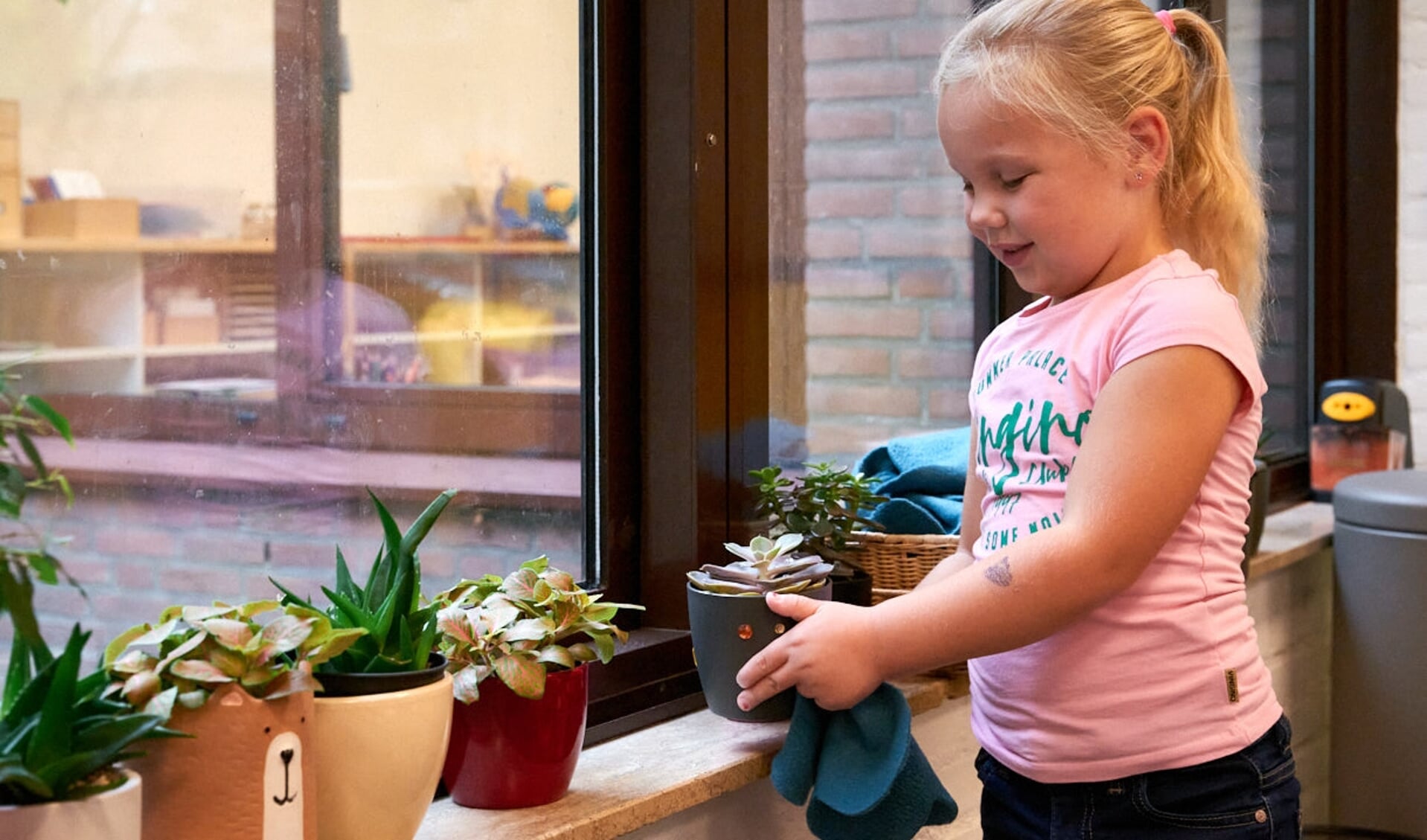 Plantje brengen op Montessorischool Venray. 
