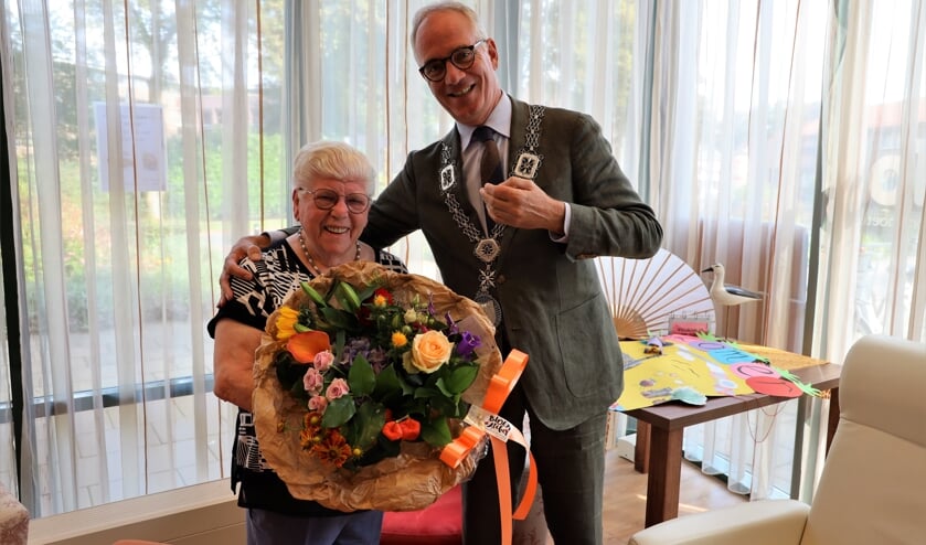<p>Marie van Dijck-Rongen werd verrast door burgemeester Winants.</p>