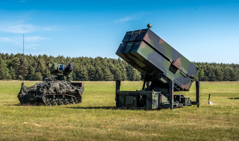 <p>Duits LeFlaSys-wapensysteem (links) en het Nederlandse NASAMS (rechts).</p>