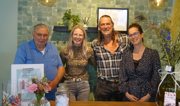 <p>Toon, Lieke, Fred en Silvia nog even op de foto na de opname van Watunweek</p>