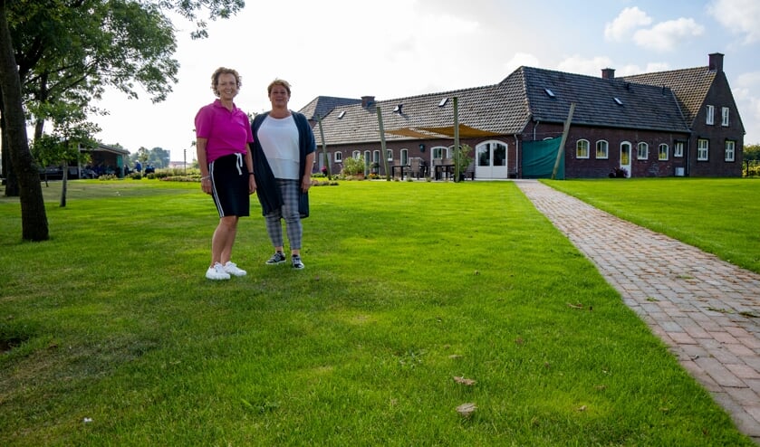 <p>Anita Coopmans (links) en Marian Kleeven maakten in vijf jaar een succes van de Geijsterse Hoeve. </p>