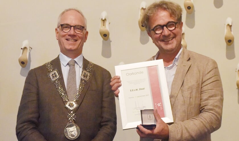 <p>Burgemeester Luc Winants (links) en Edmond Staal. </p>