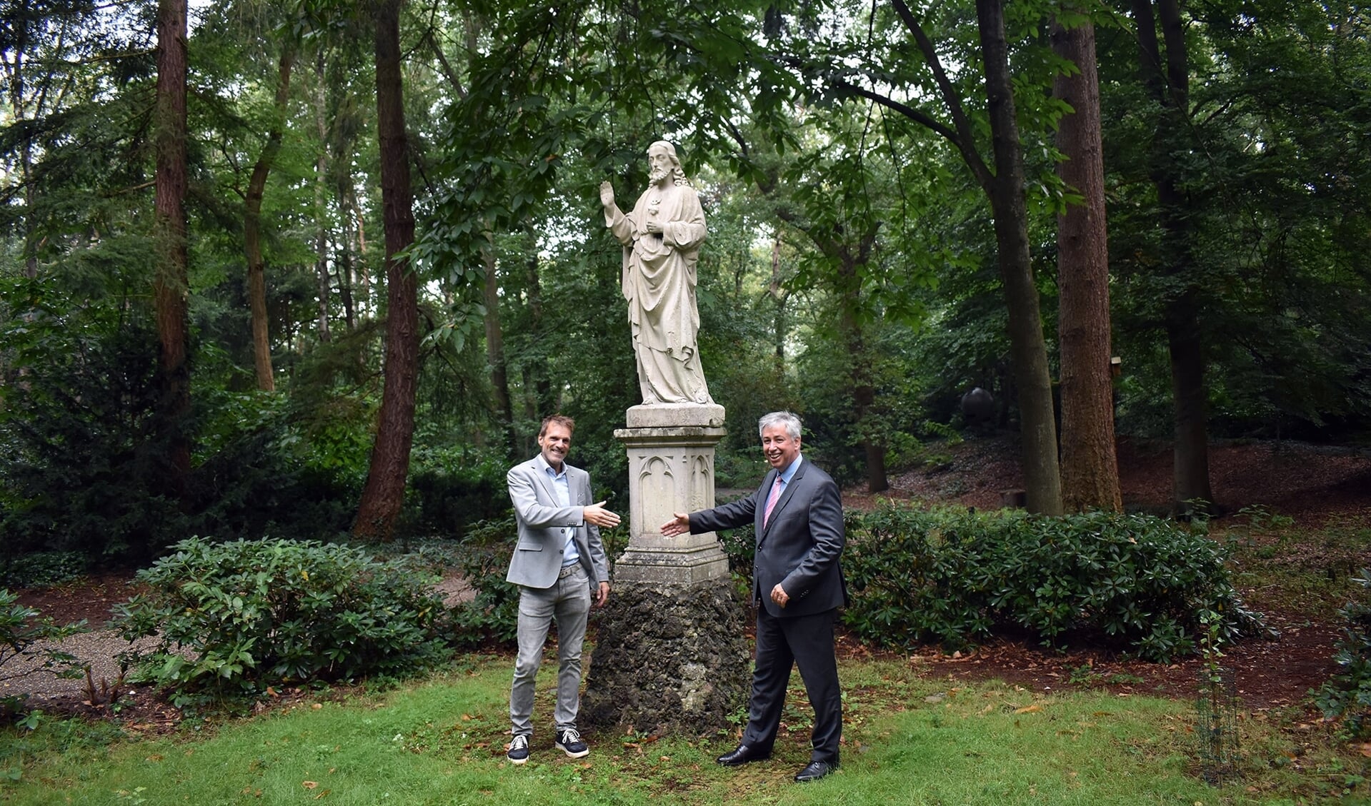 Ludo Gommans en Odapark-voorzitter Patrick van der Broeck voor het beeld Heilig Hart.