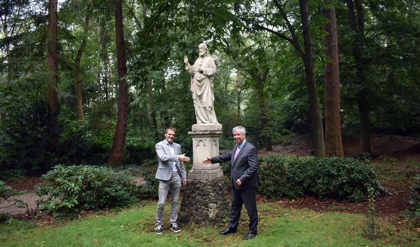 <p>Ludo Gommans en Odapark-voorzitter Patrick van der Broeck voor het beeld Heilig Hart.</p>