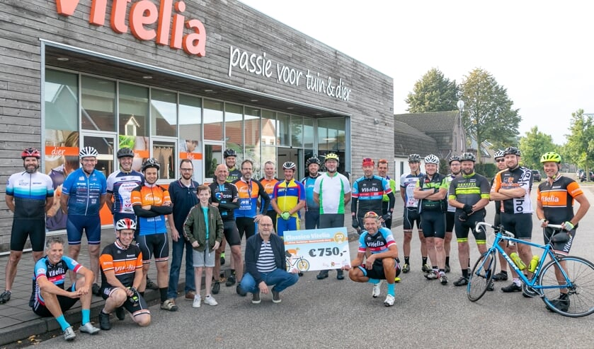<p>Deelnemers aan Classico Vitelia tonen trots de cheque van 750 euro voor Big Challenge – Alpe d’Huzes.</p>