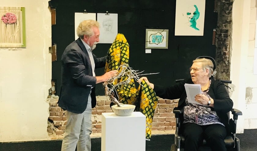 <p>Jacques Oomen en Mieke Bussemakers openen de tentoonstelling De vele gezichten van dementie. </p>