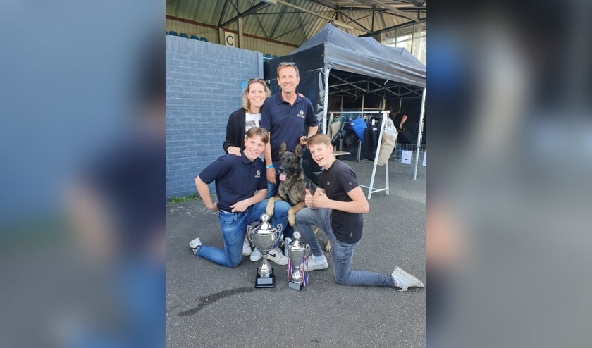 <p>Team Verbruggen poseert met de bekers. </p>