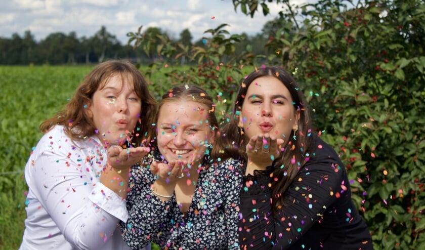 <p>Emma, Sanne en Loïs zijn klaar voor het liedjesfestival.</p>