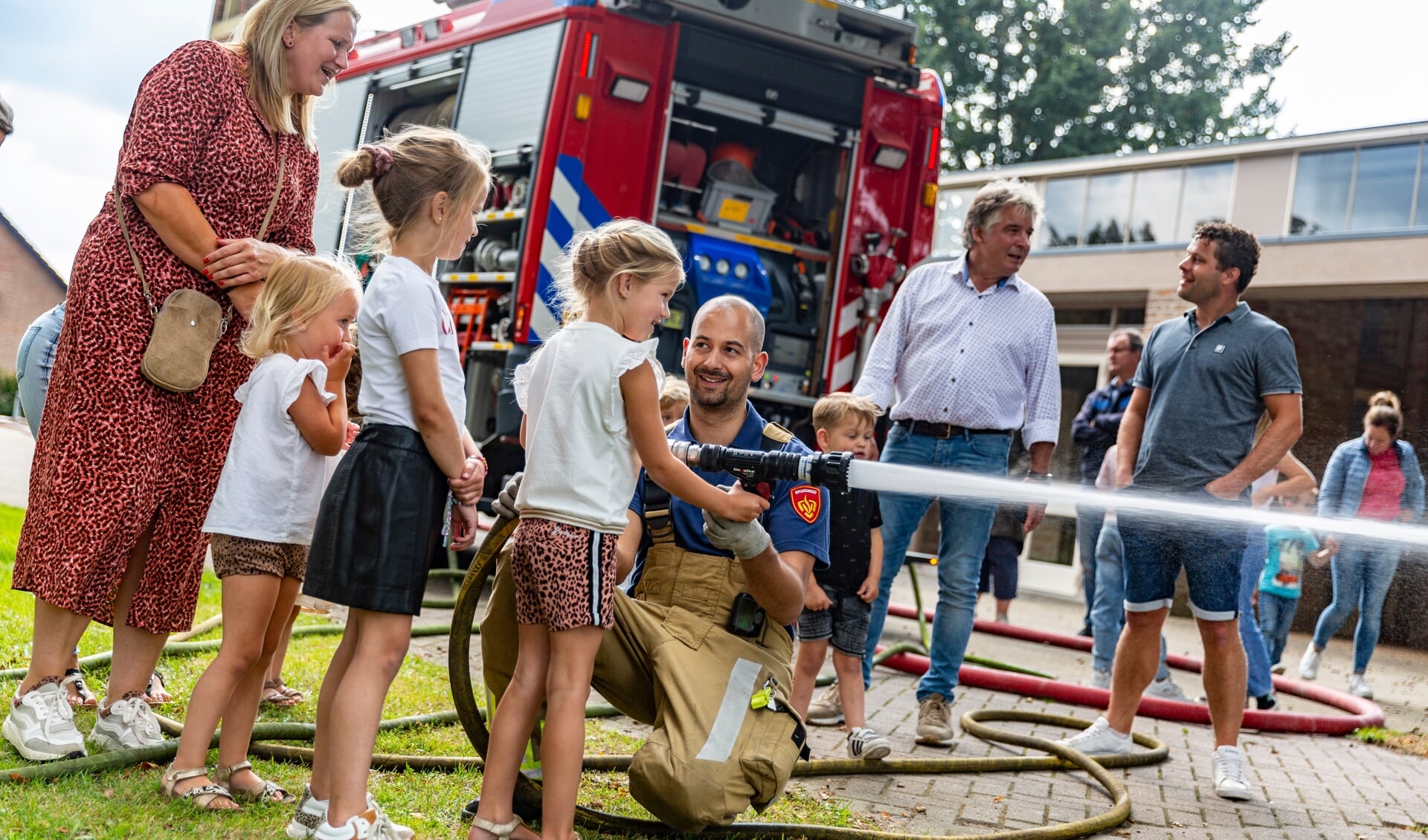 Kinderen konden proeven hoe het is om bij de brandweer te zijn.