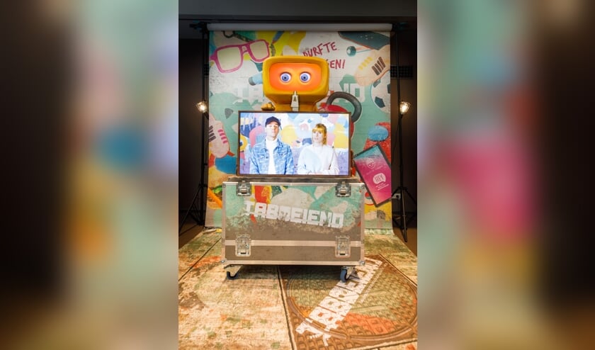 <p>De YouTubers Dylan Haegens en Marit Brugman op het scherm van robot Foob.</p>