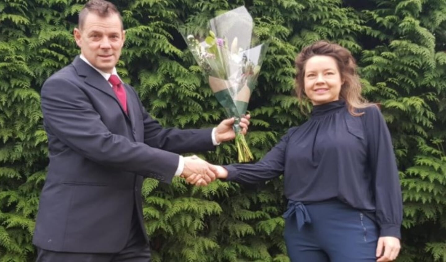 Dhr. Robben ontvangt een bloemetje van Dorpsbelangen voorzitster Mr. Ester Jansen