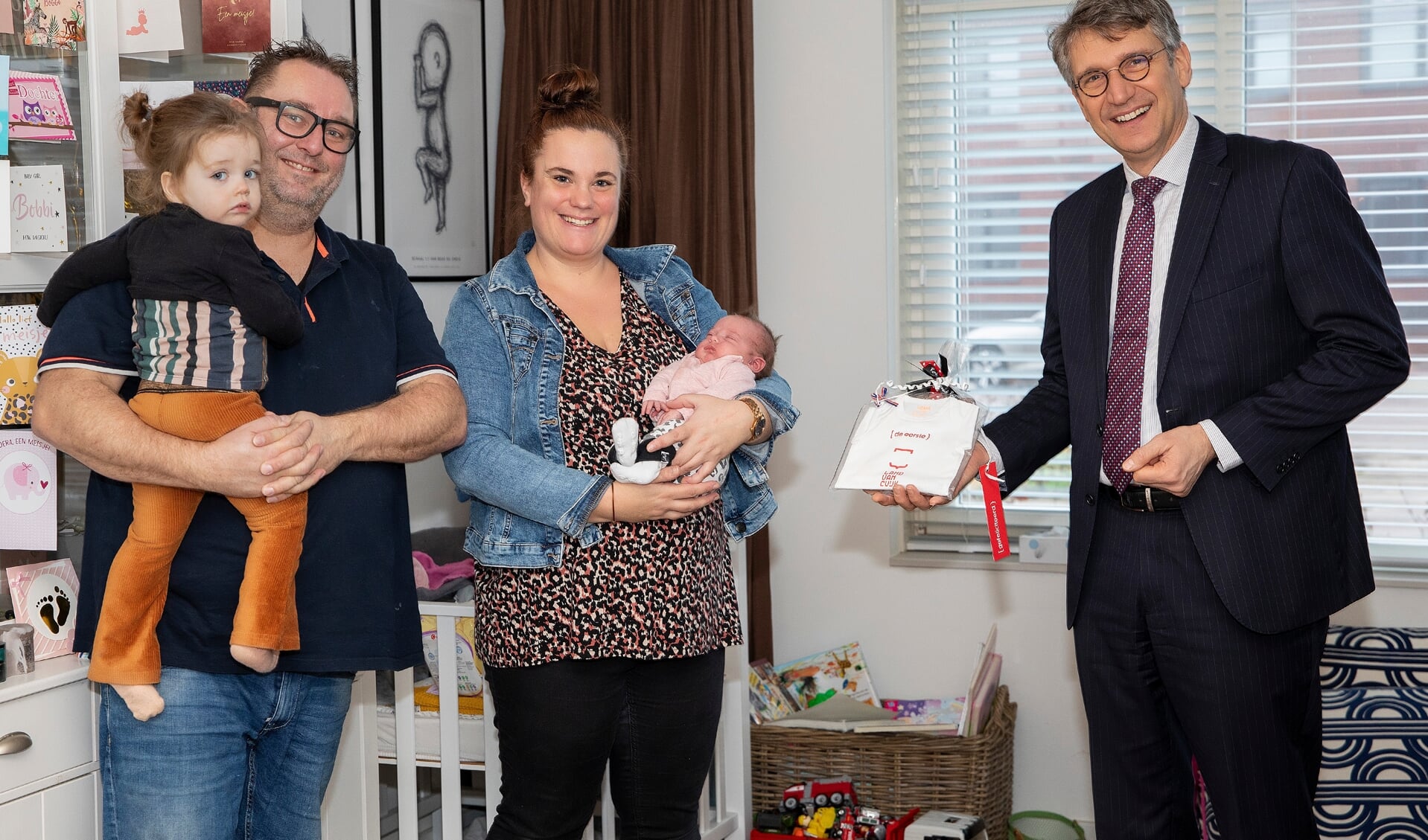 Burgemeester Hillenaar brengt de felicitaties over aan de familie Du Croix. Dochter Bobbi is de eerstgeborene in het Land van Cuijk. 