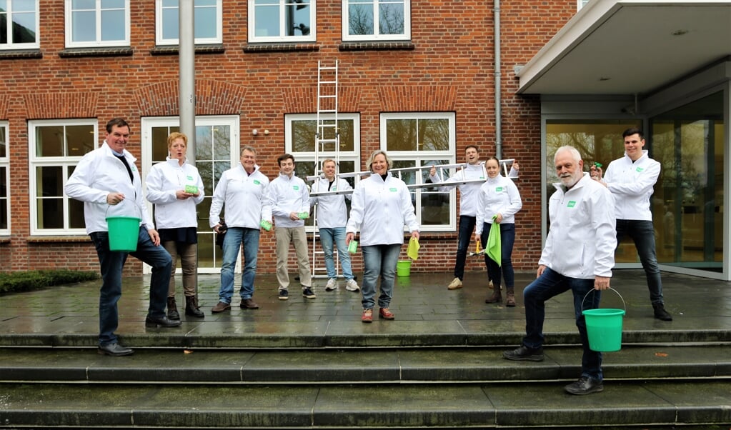 De D66'ers gingen zaterdag aan de slag bij het gemeentehuis.