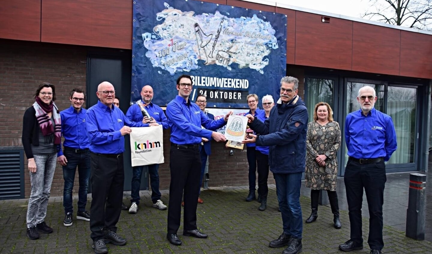 Harmonie St. Catharina Leunen, Veulen en Heide was een van drie projecten die een cheque kreeg.