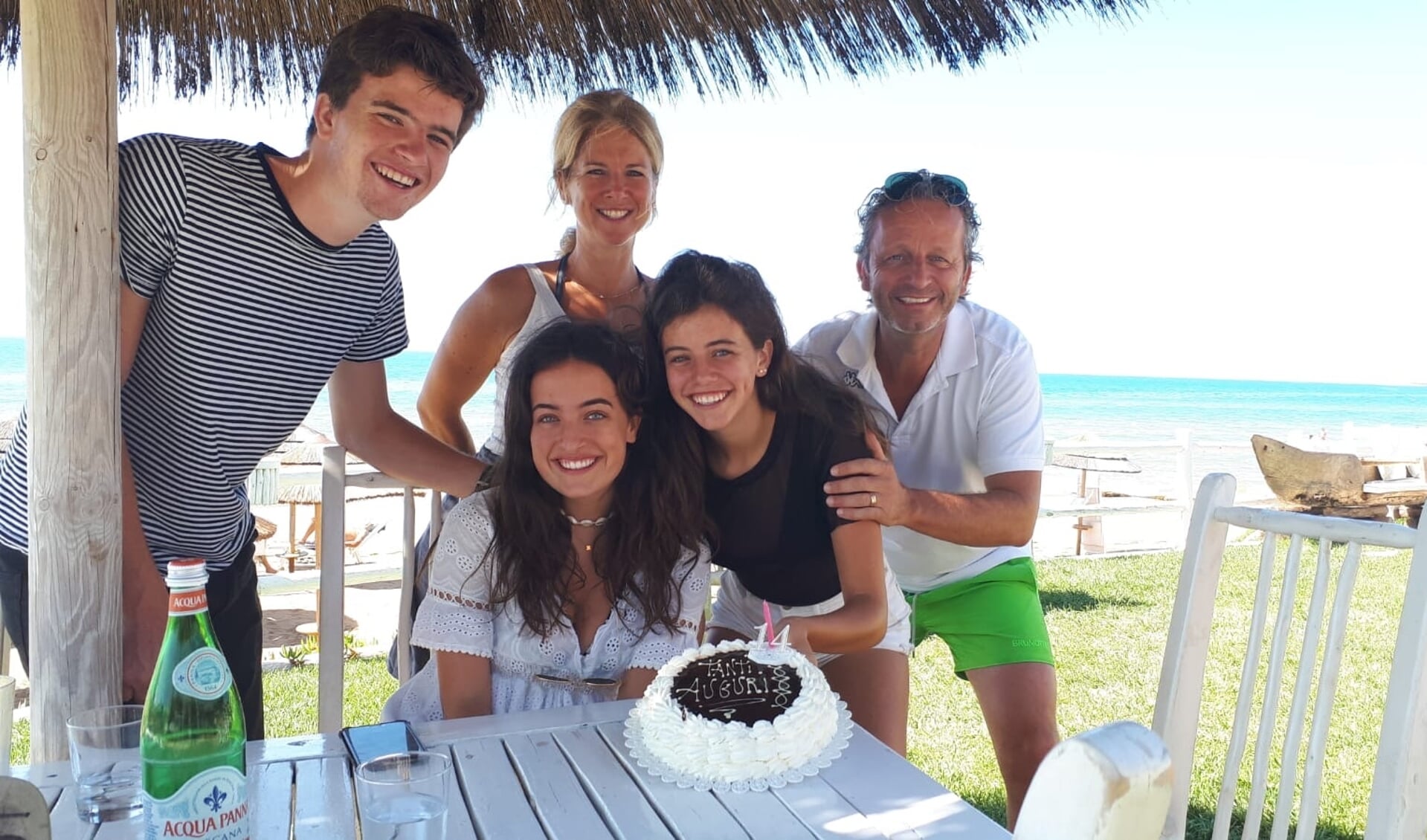 Frits van den Boogaard met zijn gezin op vakantie in Sicilië.