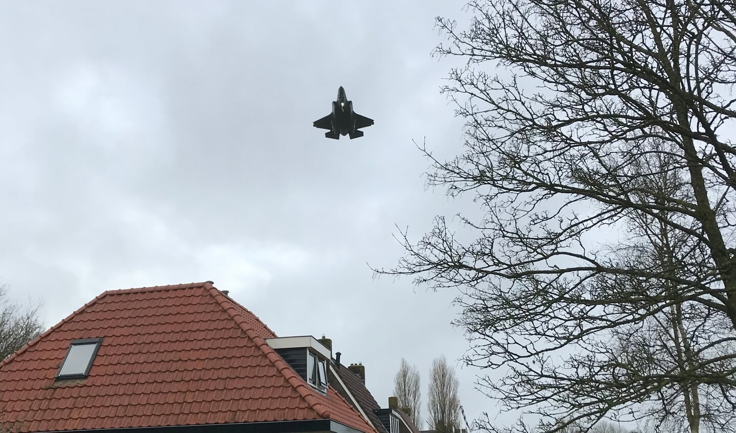 Een F-35 scheert vlak over de daken in het Friese dorp Jelsum.