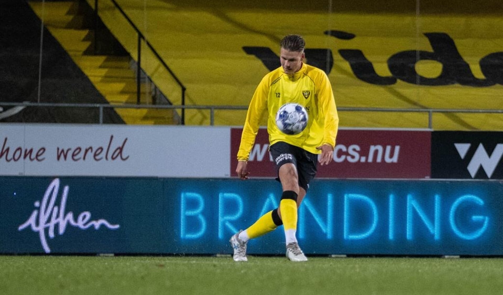 Venraynaar Stan van Dijck dansend met de bal door VVV-stadion De Koel in Venlo. 