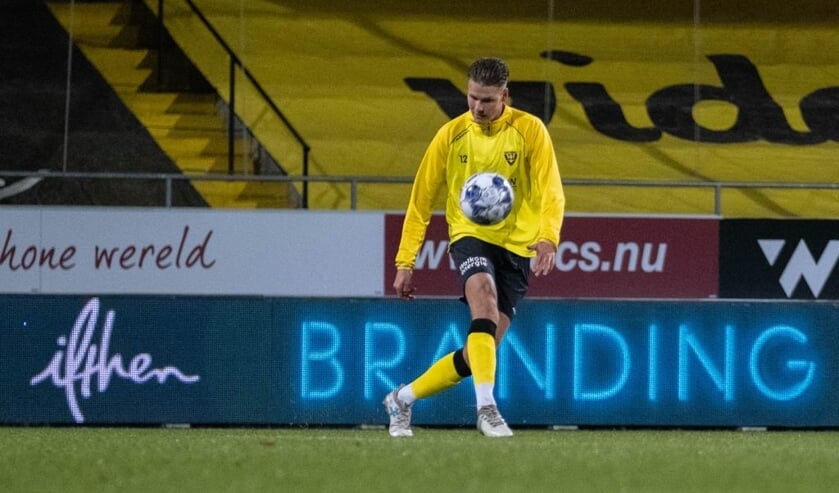 <p>Venraynaar Stan van Dijck dansend met de bal door VVV-stadion De Koel in Venlo. </p>