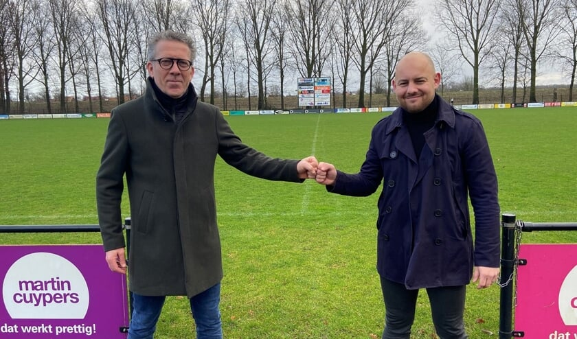 <p>Fenne Smits (rechts) samen met SV United-voorzitter Herman Rutten.</p>  