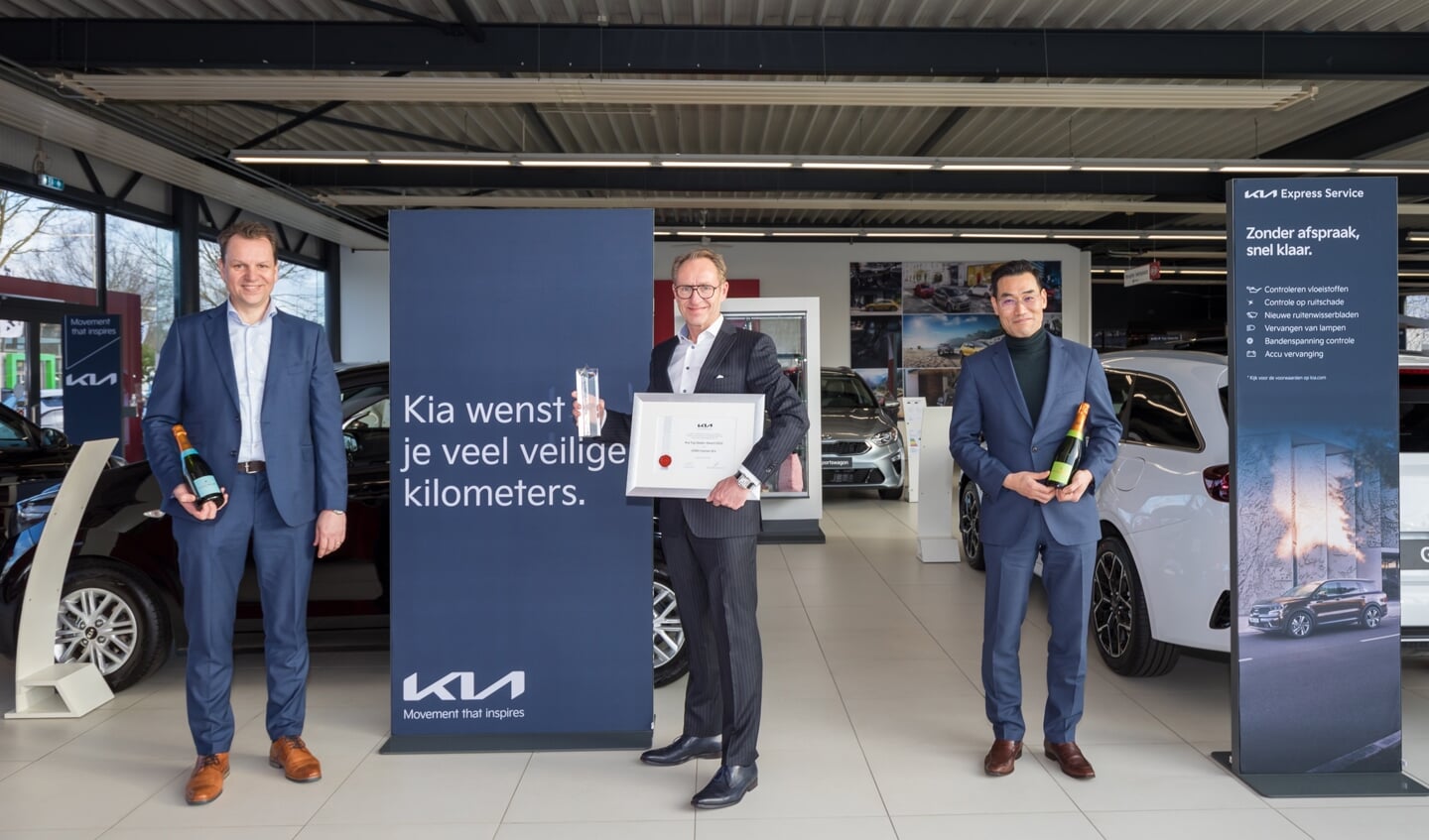 Verkoopdirecteur Thomas Pril (l.), Roland Hansen en Kiyong Kim, directie Kia Nederland.